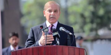 ملک کو عظیم بنانے کے لیے خواتین کو ہر شعبے میں مزید آگے لانا ہوگا: وزیراعظم