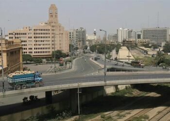 ٹریفک کا نظام درہم برہم؟ کراچی کا مصروف ترین فلائی اوور بند