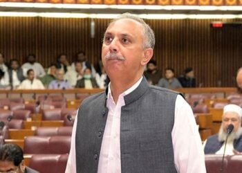 عمر ایوب پولیس کو چکمہ دے کر بانی پی ٹی آئی کی بہنوں کے پاس پہنچ گئے