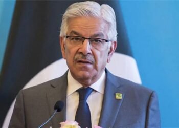 پاکستانی شہریوں کو نشانہ بنایا تو جواب سخت ہوگا: وزیر دفاع کا بھارت کو سخت پیغام