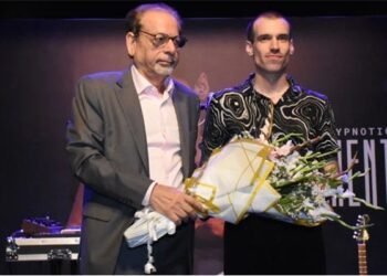 آرٹس کونسل کراچی میں فرانسیسی الیکٹرو پاپ کنسرٹ، کلیمنٹ ویساج کی شاندار پرفارمنس