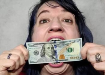 جتنا بڑا مُنہ سابق ریکارڈ ہولڈر کا تھا، اتنی بڑی چیز تو میں اپنے منہ میں فٹ کر سکتی ہوں، خاتون