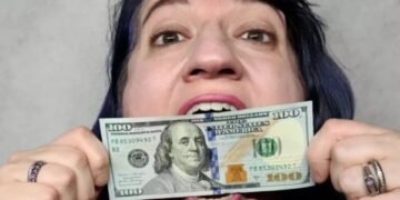 جتنا بڑا مُنہ سابق ریکارڈ ہولڈر کا تھا، اتنی بڑی چیز تو میں اپنے منہ میں فٹ کر سکتی ہوں، خاتون