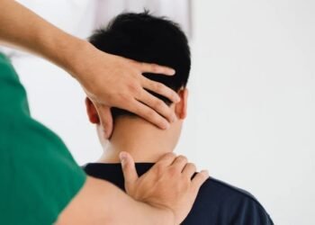 “گَرَدن پر مالش، فالج کا خطرہ! ایک شخص مبتلا”