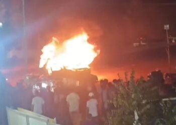 کراچی میں افسوسناک حادثہ: گاڑی کی ٹکر نوجوان کی جان لے گئی، شہریوں کا شدید ردعمل