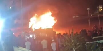 کراچی میں افسوسناک حادثہ: گاڑی کی ٹکر نوجوان کی جان لے گئی، شہریوں کا شدید ردعمل