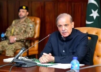 دہشتگرد افغانستان سے آپریٹ کررہے ہیں، افغانستان دہشتگردوں کو لگام ڈالے: وزیراعظم