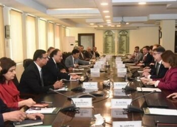 آئی ایم ایف سے مذاکرات، پیٹرول اور ڈیزل پر کاربن لیوی عائد ہونے کا امکان