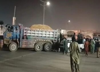 کراچی: حادثے کے بعد 7 ڈمپروں کو جلانے کے خلاف ٹرک ڈرائیوروں کا موٹروے پر احتجاج