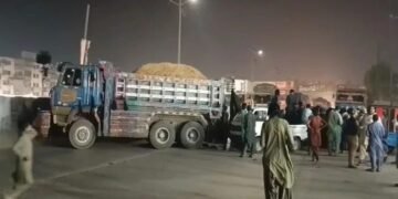 کراچی: حادثے کے بعد 7 ڈمپروں کو جلانے کے خلاف ٹرک ڈرائیوروں کا موٹروے پر احتجاج
