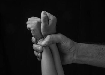 کراچی میں 3 سالہ کمسن بچہ ماں اور سوتیلے باپ کے تشدد سے جاں بحق