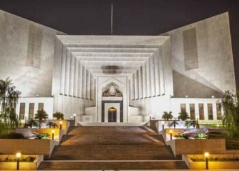 فوجی عدالتوں میں سویلینز کا ٹرائل: سپریم کورٹ کے فیصلے کو سابق چیف جسٹس نے چیلنج کر دیا!