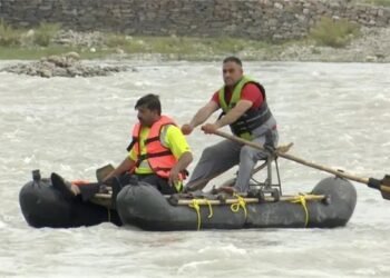 سیالکوٹ سے آئے 18 افراد دریائے سوات میں بہہ گئے، 5 معصوم بچوں سمیت 8 کی لاشیں برآمد