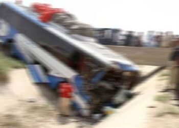 پکنک کا سفر حادثے میں بدل گیا، تیز رفتار گاڑی الٹ گئی، 12 افراد زخمی