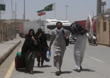 ایران سے پاکستانیوں کی وطن واپسی کا سلسلہ جاری، درجنوں شہری بارڈر عبور کر کے وطن لوٹ آئے