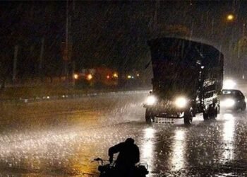 کراچی میں بارش کا پہلا دن، موسم خوشگوار، شہری بجلی سے محروم