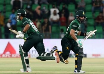 تیسرا ٹی 20: بنگلادیش کے 197 رنز ہدف کے تعاقب میں پاکستان کی بیٹنگ جاری
