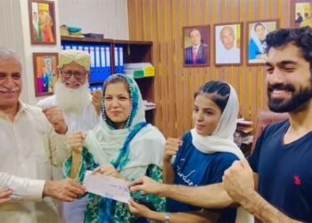 باکسر عالیہ سومرو کو سندھ حکومت کا بڑا اعزاز، 46.5 لاکھ روپے کا انعامی چیک