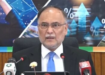 پی ٹی آئی کی معاشی تباہی کے بعد، ہم نے پاکستان کو بحالی کی راہ دکھائی: احسن اقبال