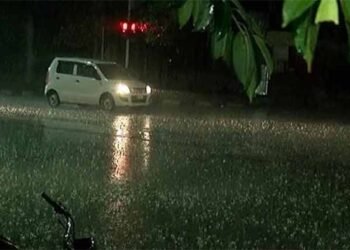 🌧️ کراچی میں بادل برس پڑے، گرمی کا زور ٹوٹ گیا