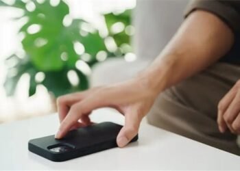 موبائل فون کو الٹا رکھنے کی عادت، جو آپ کے فون، بیٹری اور عزت تینوں کو بچا سکتی ہے!