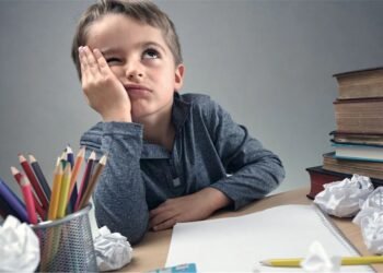 14 گھنٹے مسلسل ہوم ورک کے بعد بچے کی طبیعت خراب، اسپتال منتقل