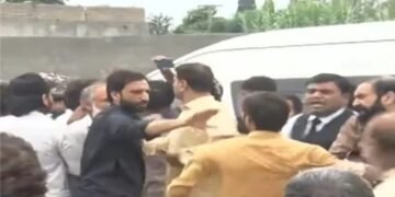 علیمہ خان کی میڈیا ٹاک کے دوران پی ٹی آئی کارکنان کا صحافیوں پر تشدد