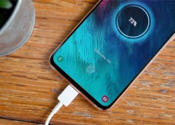 کیا فون کو گھنٹوں مسلسل چارجنگ پر لگائے رکھنے سے بیٹری کو نقصان پہنچتا ہے؟