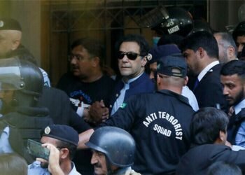 حکومت کا عمران خان کو اڈیالہ جیل سے منتقل کرنے پر غور: سیاسی منظرنامے میں ہلچل