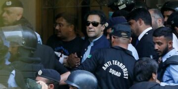 حکومت کا عمران خان کو اڈیالہ جیل سے منتقل کرنے پر غور: سیاسی منظرنامے میں ہلچل