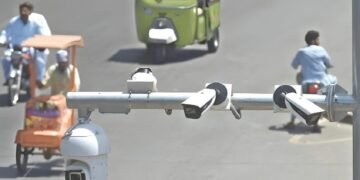 ’کراچی: سیف سٹی کیمروں کے باوجود گاڑیاں اور موٹر سائیکلیں چوری کا سلسلہ جاری