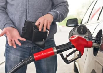 شہری فی لیٹر پیٹرول پر کتنا ٹیکس دیتے ہیں؟ تفصیلات سامنے آگئیں
