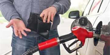 شہری فی لیٹر پیٹرول پر کتنا ٹیکس دیتے ہیں؟ تفصیلات سامنے آگئیں