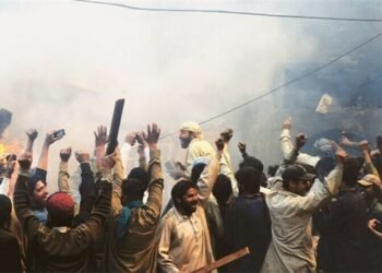 ڈکیتی مزاحمت پر شہری قتل، مشتعل ہجوم نے ڈاکو کو تشدد کر کے زندہ جلا ڈالا