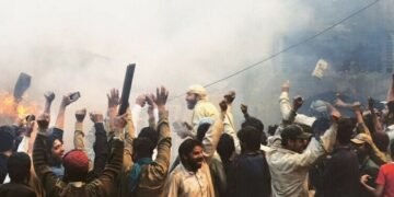 ڈکیتی مزاحمت پر شہری قتل، مشتعل ہجوم نے ڈاکو کو تشدد کر کے زندہ جلا ڈالا