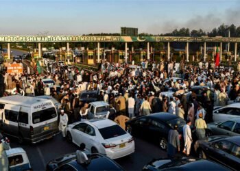 پی ٹی آئی کارکنوں کا صوابی انٹرچینج پر احتجاج، موٹروے دونوں جانب سے بند، ٹریفک جام