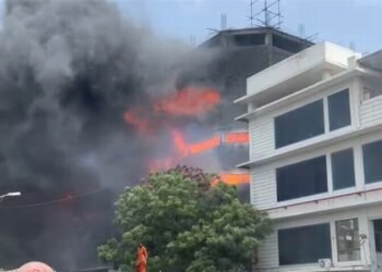 ایکسپورٹ پروسیسنگ زون کراچی میں گارمنٹس فیکٹری میں خوفناک آگ، عمارت زمین بوس