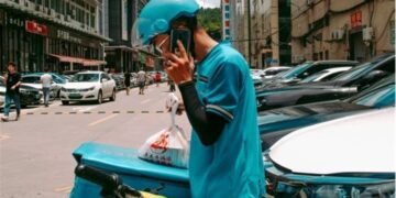 فوڈ ڈیلیوری رائیڈر نے 5 سال میں 4 کروڑ روپے سے زائد رقم جمع کر لی