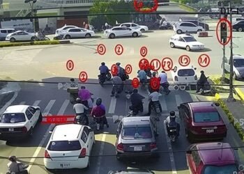 چالان سے بچنے کے لیے جعلی نمبر پلیٹس کے استعمال کے خلاف کراچی پولیس کی بڑی کارروائی