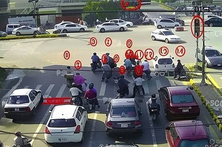 چالان سے بچنے کے لیے جعلی نمبر پلیٹس کے استعمال کے خلاف کراچی پولیس کی بڑی کارروائی