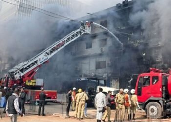 کراچی: گل پلازہ میں سرچ آپریشن کے دوران مزید 30 لاشیں برآمد، جاں بحق افراد کی تعداد 61 ہوگئی